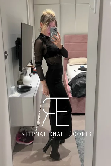 Full length mirror selfie of Zendaia dressed all in black 