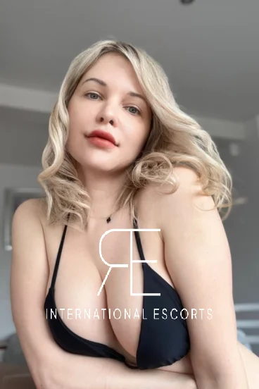 A selfie picture of a blonde Russian London escort named Berry