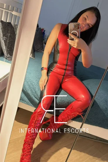 A selfie gallery profile picture of Mistress Julie