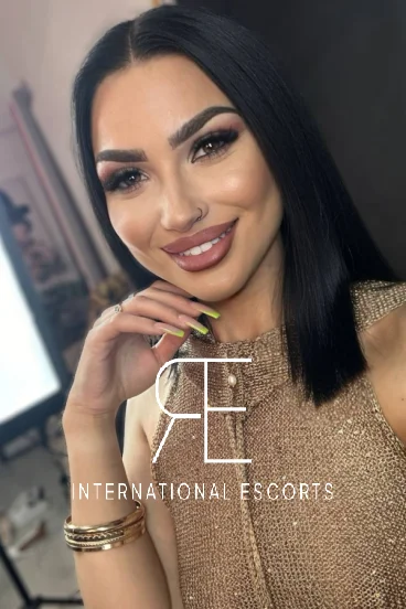 A sexy brunette escort with a very big smile 