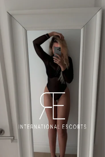 Sexy London escort Clary showing off her amazing figure in this selfie 
