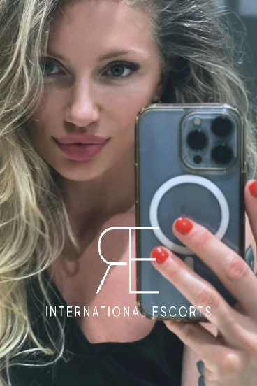 Iphone mirror selfie of elite London escort Zendaia 