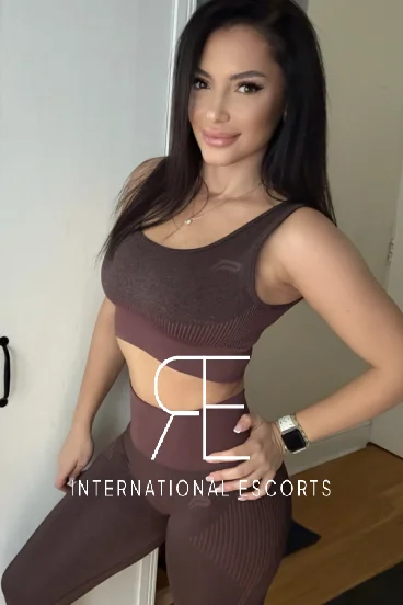 Kylie is wearing very sexy gym wear in this selfie 