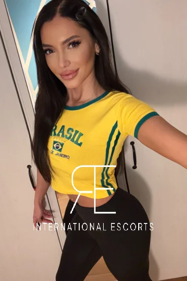 A selfie picture of Kylie wearing a tight yellow Brazil top 