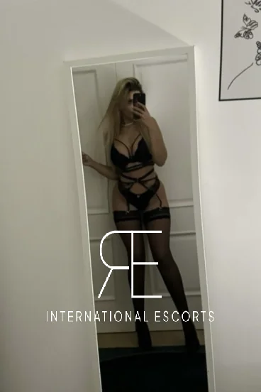 Clary is dressed in sexy lingerie in this mirror selfie