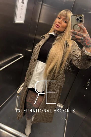 Lara Seven taking a selfie in a lift 